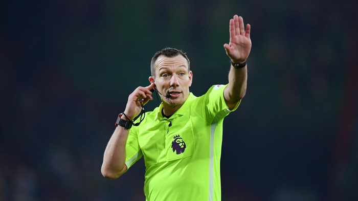 football modern: Referee (VAR)